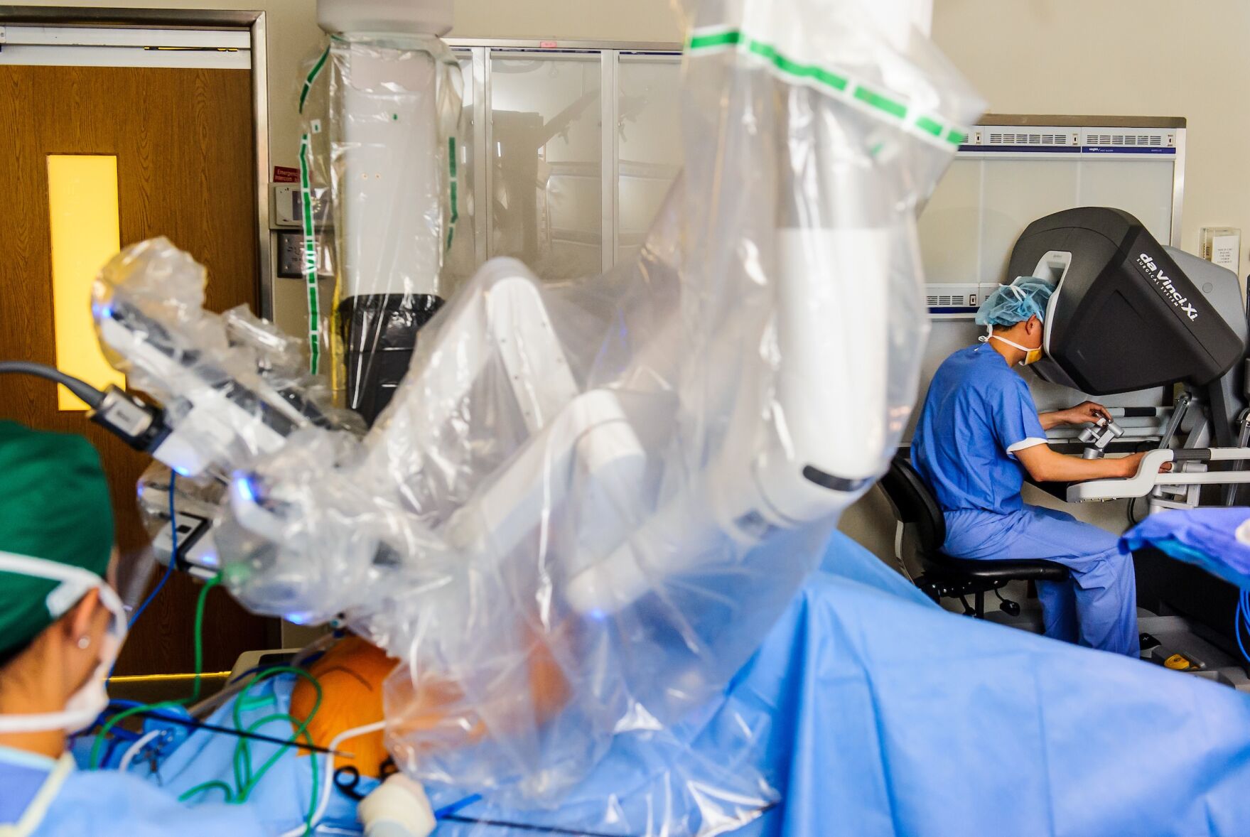 Zihao Wu, MD, uses the new DaVinci Xi robot to performa a case at University Hospital.